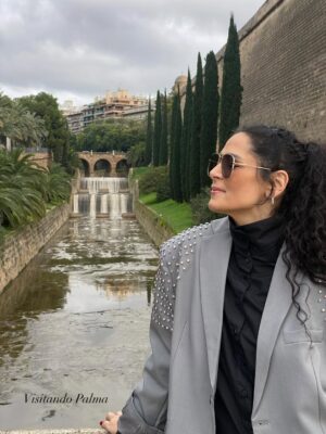 Rosa López Instagram - Que bonito poder pasear y disfrutar de una vida, de momentos increíbles, de sueños cumplidos, de gente que te demuestra su amor incondicional. Una vida esperando poder disfrutar y pisar con pies firmes. Gracias @canal4grup4 @manu.blanco.31 @primoforever_  y a toda la organización por dejarnos compartir una gala increíble.