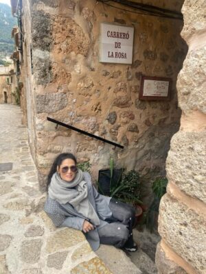 Rosa López Instagram - Que bonito poder pasear y disfrutar de una vida, de momentos increíbles, de sueños cumplidos, de gente que te demuestra su amor incondicional. Una vida esperando poder disfrutar y pisar con pies firmes. Gracias @canal4grup4 @manu.blanco.31 @primoforever_  y a toda la organización por dejarnos compartir una gala increíble.