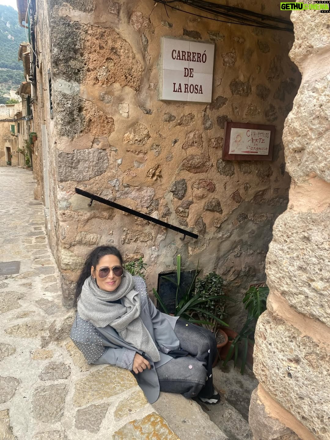 Rosa López - 5.4K Likes - Que bonito poder pasear y disfrutar de una vida, de momentos increíbles, de sueños cumplidos, de gente que te demuestra su amor incondicional. Una vida esperando poder disfrutar y pisar con pies firmes. Gracias @canal4grup4 @manu.blanco.31 @primoforever_  y a toda la organización por dejarnos compartir una gala increíble.