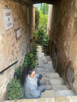 Rosa López Instagram - Que bonito poder pasear y disfrutar de una vida, de momentos increíbles, de sueños cumplidos, de gente que te demuestra su amor incondicional. Una vida esperando poder disfrutar y pisar con pies firmes. Gracias @canal4grup4 @manu.blanco.31 @primoforever_  y a toda la organización por dejarnos compartir una gala increíble.