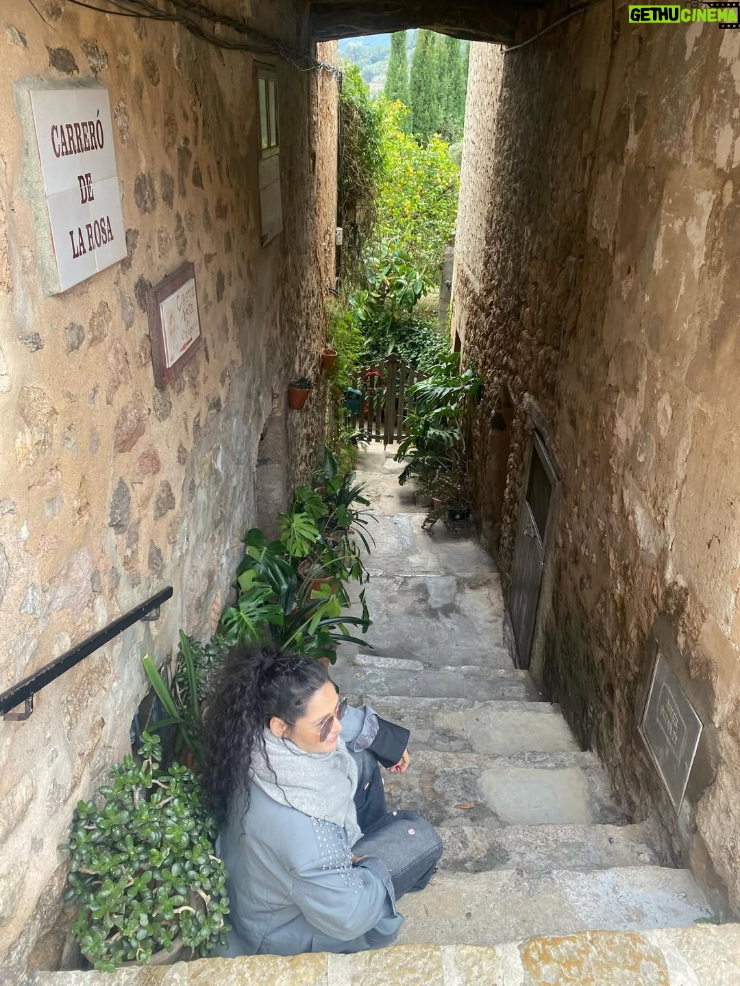 Rosa López - 5.4K Likes - Que bonito poder pasear y disfrutar de una vida, de momentos increíbles, de sueños cumplidos, de gente que te demuestra su amor incondicional. Una vida esperando poder disfrutar y pisar con pies firmes. Gracias @canal4grup4 @manu.blanco.31 @primoforever_  y a toda la organización por dejarnos compartir una gala increíble.