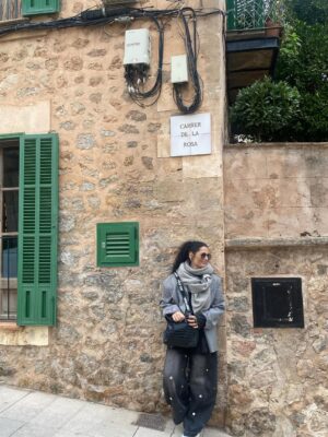 Rosa López Instagram - Que bonito poder pasear y disfrutar de una vida, de momentos increíbles, de sueños cumplidos, de gente que te demuestra su amor incondicional. Una vida esperando poder disfrutar y pisar con pies firmes. Gracias @canal4grup4 @manu.blanco.31 @primoforever_  y a toda la organización por dejarnos compartir una gala increíble.