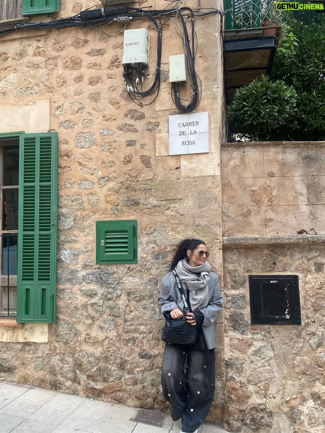 Rosa López - 5.4K Likes - Que bonito poder pasear y disfrutar de una vida, de momentos increíbles, de sueños cumplidos, de gente que te demuestra su amor incondicional. Una vida esperando poder disfrutar y pisar con pies firmes. Gracias @canal4grup4 @manu.blanco.31 @primoforever_  y a toda la organización por dejarnos compartir una gala increíble.