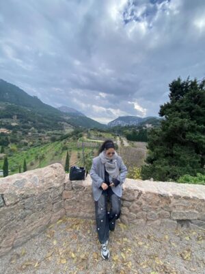 Rosa López Instagram - Que bonito poder pasear y disfrutar de una vida, de momentos increíbles, de sueños cumplidos, de gente que te demuestra su amor incondicional. Una vida esperando poder disfrutar y pisar con pies firmes. Gracias @canal4grup4 @manu.blanco.31 @primoforever_  y a toda la organización por dejarnos compartir una gala increíble.
