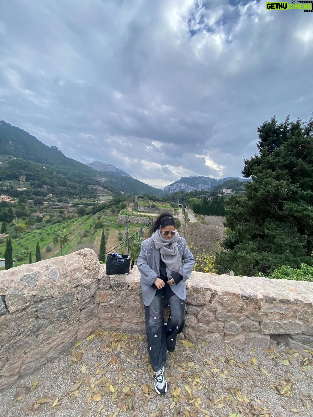 Rosa López - 5.4K Likes - Que bonito poder pasear y disfrutar de una vida, de momentos increíbles, de sueños cumplidos, de gente que te demuestra su amor incondicional. Una vida esperando poder disfrutar y pisar con pies firmes. Gracias @canal4grup4 @manu.blanco.31 @primoforever_  y a toda la organización por dejarnos compartir una gala increíble.