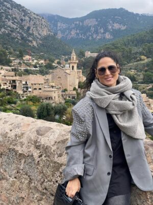 Rosa López Instagram - Que bonito poder pasear y disfrutar de una vida, de momentos increíbles, de sueños cumplidos, de gente que te demuestra su amor incondicional. Una vida esperando poder disfrutar y pisar con pies firmes. Gracias @canal4grup4 @manu.blanco.31 @primoforever_  y a toda la organización por dejarnos compartir una gala increíble.