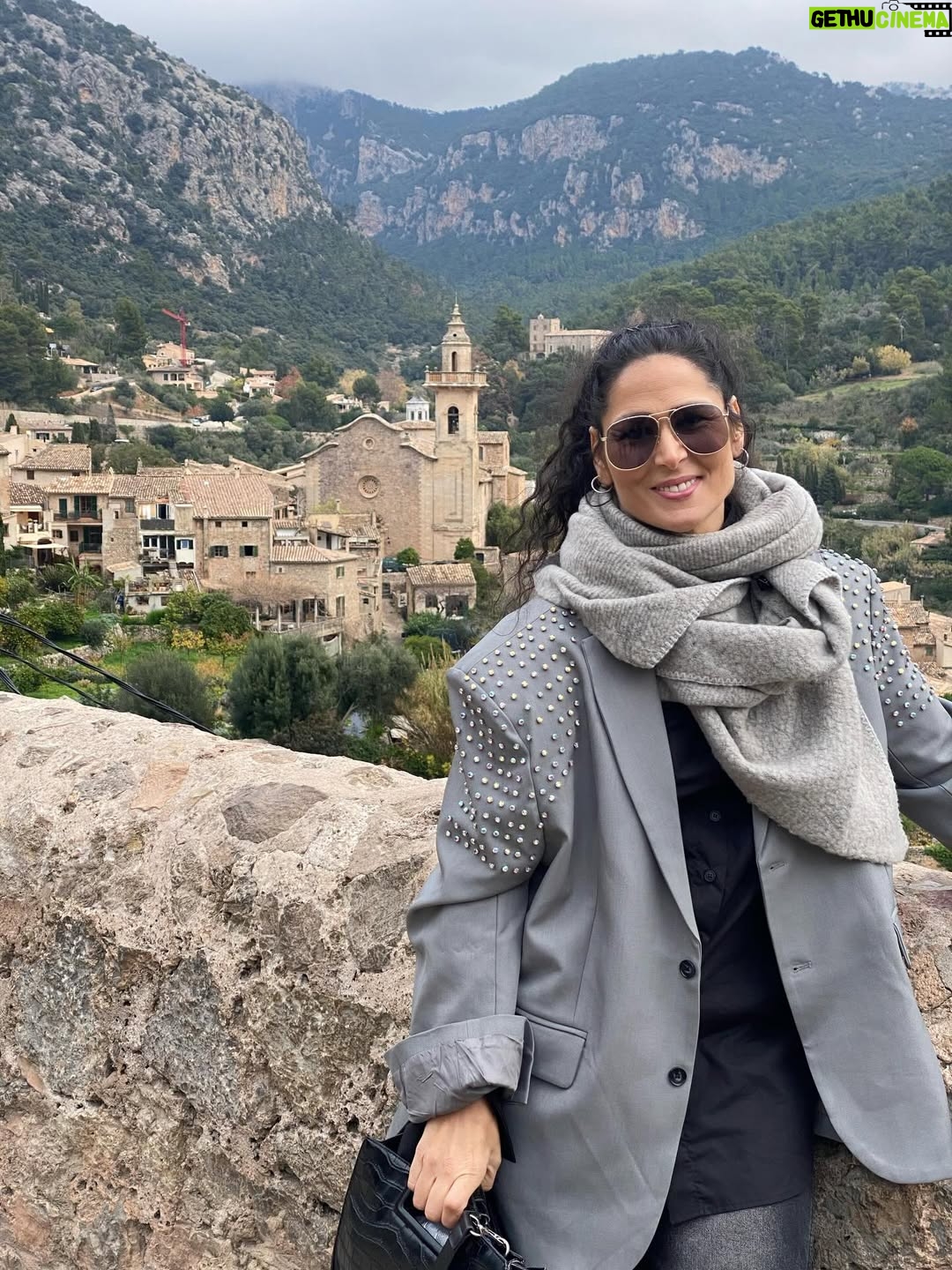 Rosa López - 5.4K Likes - Que bonito poder pasear y disfrutar de una vida, de momentos increíbles, de sueños cumplidos, de gente que te demuestra su amor incondicional. Una vida esperando poder disfrutar y pisar con pies firmes. Gracias @canal4grup4 @manu.blanco.31 @primoforever_  y a toda la organización por dejarnos compartir una gala increíble.
