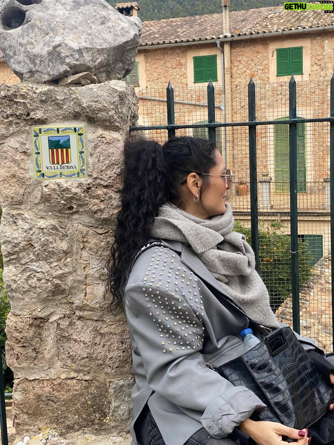 Rosa López - 5.4K Likes - Que bonito poder pasear y disfrutar de una vida, de momentos increíbles, de sueños cumplidos, de gente que te demuestra su amor incondicional. Una vida esperando poder disfrutar y pisar con pies firmes. Gracias @canal4grup4 @manu.blanco.31 @primoforever_  y a toda la organización por dejarnos compartir una gala increíble.