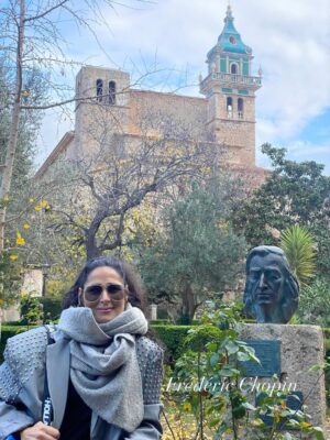 Rosa López Instagram - Que bonito poder pasear y disfrutar de una vida, de momentos increíbles, de sueños cumplidos, de gente que te demuestra su amor incondicional. Una vida esperando poder disfrutar y pisar con pies firmes. Gracias @canal4grup4 @manu.blanco.31 @primoforever_  y a toda la organización por dejarnos compartir una gala increíble.