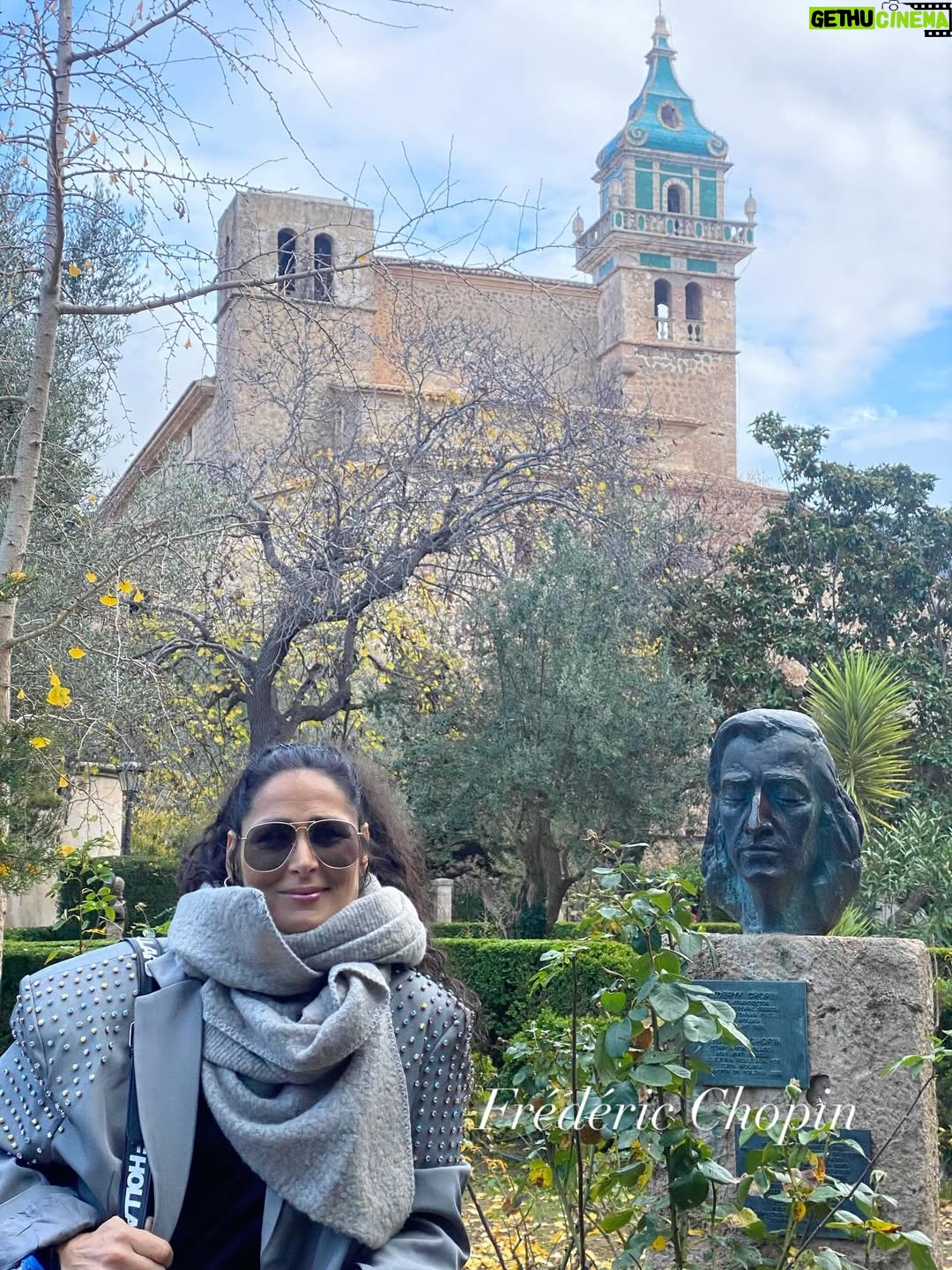 Rosa López - 5.4K Likes - Que bonito poder pasear y disfrutar de una vida, de momentos increíbles, de sueños cumplidos, de gente que te demuestra su amor incondicional. Una vida esperando poder disfrutar y pisar con pies firmes. Gracias @canal4grup4 @manu.blanco.31 @primoforever_  y a toda la organización por dejarnos compartir una gala increíble.