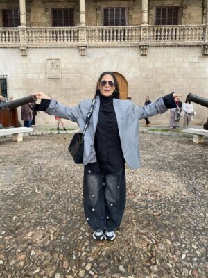 Rosa López Instagram - Que bonito poder pasear y disfrutar de una vida, de momentos increíbles, de sueños cumplidos, de gente que te demuestra su amor incondicional. Una vida esperando poder disfrutar y pisar con pies firmes. Gracias @canal4grup4 @manu.blanco.31 @primoforever_  y a toda la organización por dejarnos compartir una gala increíble.