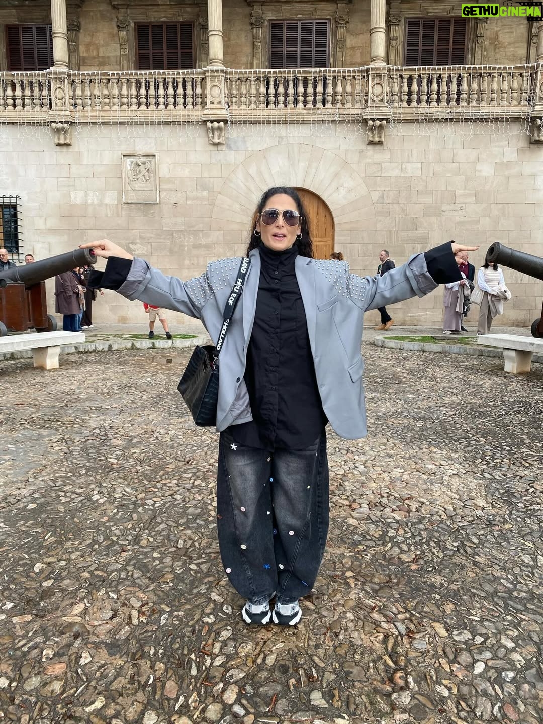 Rosa López - 5.4K Likes - Que bonito poder pasear y disfrutar de una vida, de momentos increíbles, de sueños cumplidos, de gente que te demuestra su amor incondicional. Una vida esperando poder disfrutar y pisar con pies firmes. Gracias @canal4grup4 @manu.blanco.31 @primoforever_  y a toda la organización por dejarnos compartir una gala increíble.