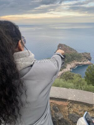 Rosa López Instagram - Que bonito poder pasear y disfrutar de una vida, de momentos increíbles, de sueños cumplidos, de gente que te demuestra su amor incondicional. Una vida esperando poder disfrutar y pisar con pies firmes. Gracias @canal4grup4 @manu.blanco.31 @primoforever_  y a toda la organización por dejarnos compartir una gala increíble.