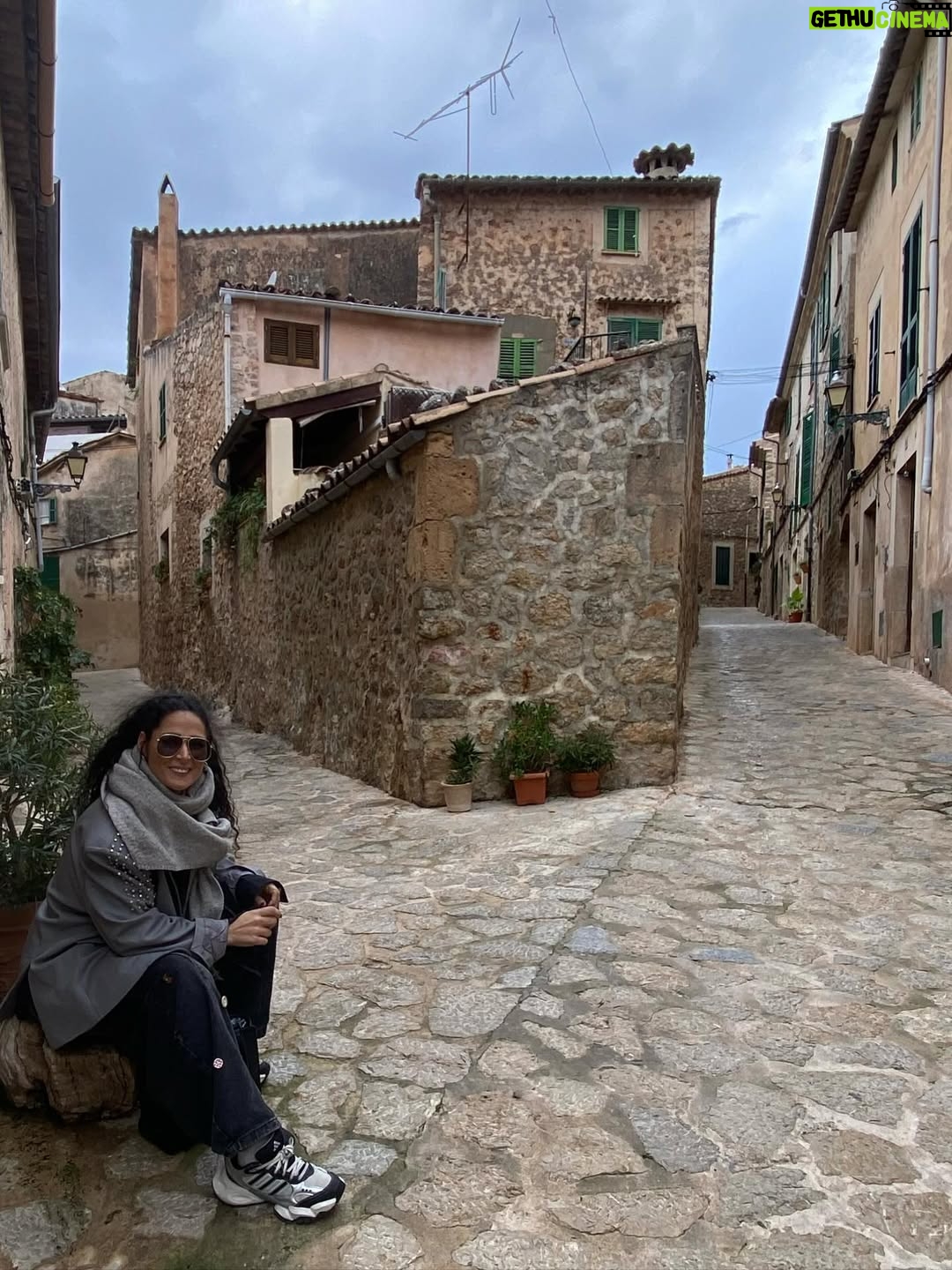 Rosa López - 5.4K Likes - Que bonito poder pasear y disfrutar de una vida, de momentos increíbles, de sueños cumplidos, de gente que te demuestra su amor incondicional. Una vida esperando poder disfrutar y pisar con pies firmes. Gracias @canal4grup4 @manu.blanco.31 @primoforever_  y a toda la organización por dejarnos compartir una gala increíble.