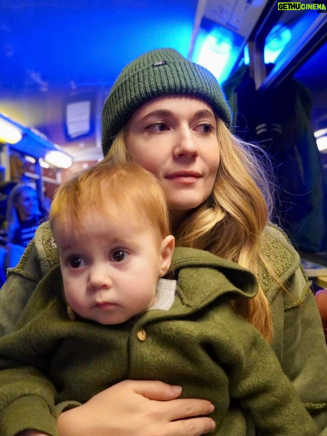 Rosalie Vaillancourt - 8.7K Likes - 4 ans de pure bonheur, de rire et de danses. Marguerite est la petite fille la plus hilarante au monde. Je suis trop heureuse. On a presque la relation de Gilmore girls. Je l’aime trop. Et je me félicite tous les jours d’avoir choisis un aussi bon père pour elle. Je suis trop bonne et intelligente.