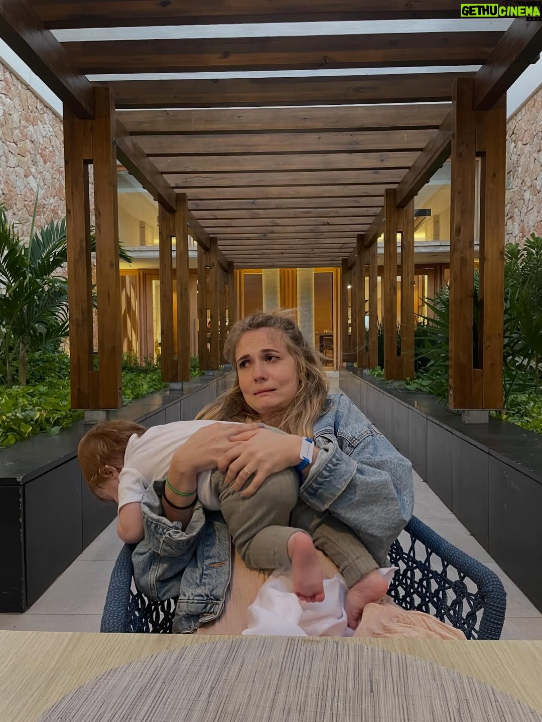 Rosalie Vaillancourt - 8.7K Likes - 4 ans de pure bonheur, de rire et de danses. Marguerite est la petite fille la plus hilarante au monde. Je suis trop heureuse. On a presque la relation de Gilmore girls. Je l’aime trop. Et je me félicite tous les jours d’avoir choisis un aussi bon père pour elle. Je suis trop bonne et intelligente.