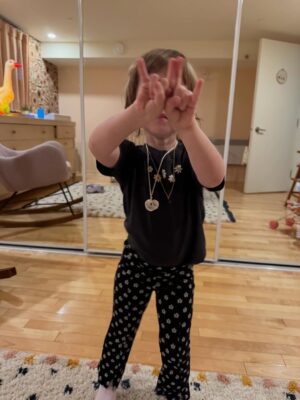 Rosalie Vaillancourt Instagram - 4 ans de pure bonheur, de rire et de danses. Marguerite est la petite fille la plus hilarante au monde. Je suis trop heureuse. On a presque la relation de Gilmore girls. Je l’aime trop. Et je me félicite tous les jours d’avoir choisis un aussi bon père pour elle. Je suis trop bonne et intelligente.