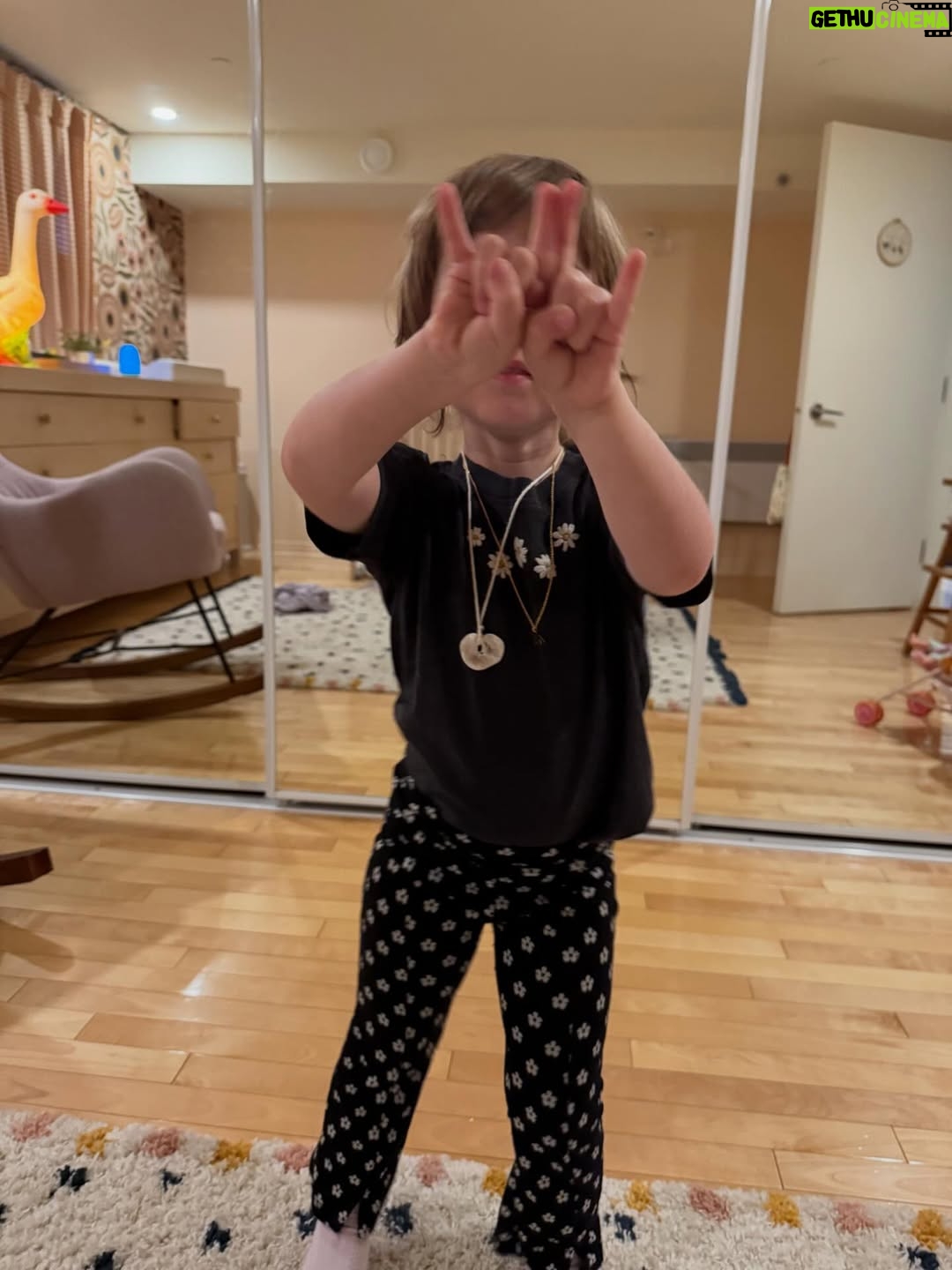 Rosalie Vaillancourt - 8.7K Likes - 4 ans de pure bonheur, de rire et de danses. Marguerite est la petite fille la plus hilarante au monde. Je suis trop heureuse. On a presque la relation de Gilmore girls. Je l’aime trop. Et je me félicite tous les jours d’avoir choisis un aussi bon père pour elle. Je suis trop bonne et intelligente.