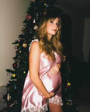 Rosalie Vaillancourt Instagram - Maman a embrassé le Père Noël et elle est enceinte d’un bébé homme! 

Tellement heureuse. Mon ventre est énorme mais j’en suis qu’à la 13ième me semaine. 

Ça faisait longtemps que nous voulions un deuxième enfant. Le chemin n’a pas été si simple. J’ai fait une fausse couche cet été. On a trouvé ça difficile mais bon, la vie nous réserve des belles surprises. Et voilà que ce p’tit mec est bien implanté.

J’ai déjà hâte à la prochaine année. J’ai hâte de vous montrer mes vêtements laids de grossesse.

Merci à @drowster pour les photos 
Merci à @etiberger pour le CCM
Merci à @cliniqueprenato pour mes suivis 
Merci à @oliauger pour le sperme