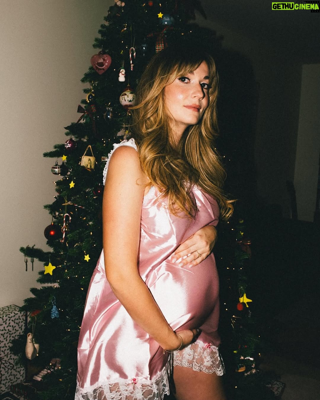 Rosalie Vaillancourt - 36.4K Likes - Maman a embrassé le Père Noël et elle est enceinte d’un bébé homme! 

Tellement heureuse. Mon ventre est énorme mais j’en suis qu’à la 13ième me semaine. 

Ça faisait longtemps que nous voulions un deuxième enfant. Le chemin n’a pas été si simple. J’ai fait une fausse couche cet été. On a trouvé ça difficile mais bon, la vie nous réserve des belles surprises. Et voilà que ce p’tit mec est bien implanté.

J’ai déjà hâte à la prochaine année. J’ai hâte de vous montrer mes vêtements laids de grossesse.

Merci à @drowster pour les photos 
Merci à @etiberger pour le CCM
Merci à @cliniqueprenato pour mes suivis 
Merci à @oliauger pour le sperme