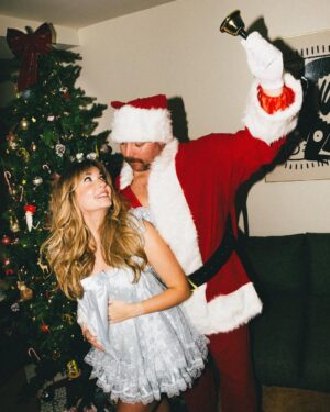 Rosalie Vaillancourt Instagram - Maman a embrassé le Père Noël et elle est enceinte d’un bébé homme! 

Tellement heureuse. Mon ventre est énorme mais j’en suis qu’à la 13ième me semaine. 

Ça faisait longtemps que nous voulions un deuxième enfant. Le chemin n’a pas été si simple. J’ai fait une fausse couche cet été. On a trouvé ça difficile mais bon, la vie nous réserve des belles surprises. Et voilà que ce p’tit mec est bien implanté.

J’ai déjà hâte à la prochaine année. J’ai hâte de vous montrer mes vêtements laids de grossesse.

Merci à @drowster pour les photos 
Merci à @etiberger pour le CCM
Merci à @cliniqueprenato pour mes suivis 
Merci à @oliauger pour le sperme