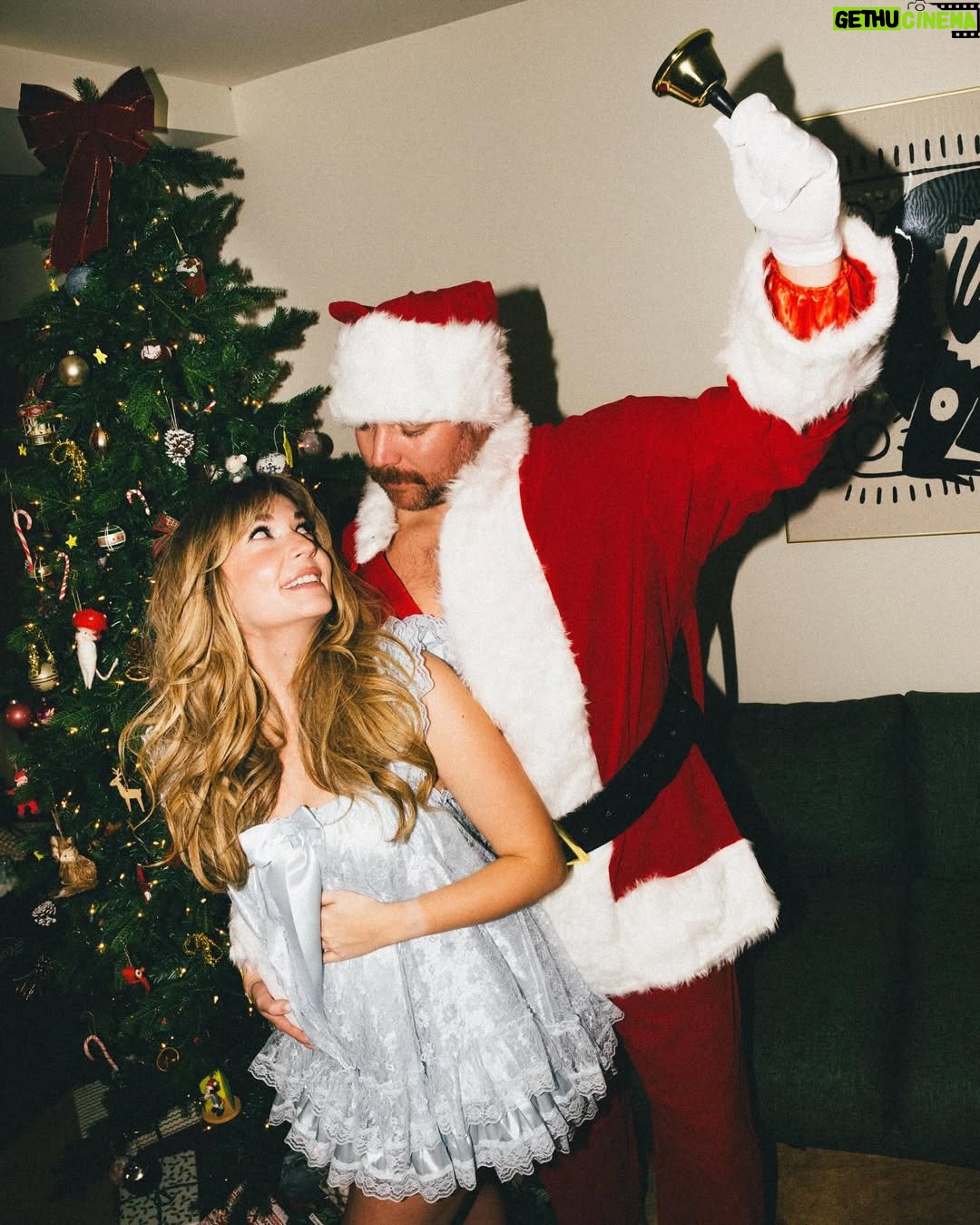 Rosalie Vaillancourt - 36.4K Likes - Maman a embrassé le Père Noël et elle est enceinte d’un bébé homme! 

Tellement heureuse. Mon ventre est énorme mais j’en suis qu’à la 13ième me semaine. 

Ça faisait longtemps que nous voulions un deuxième enfant. Le chemin n’a pas été si simple. J’ai fait une fausse couche cet été. On a trouvé ça difficile mais bon, la vie nous réserve des belles surprises. Et voilà que ce p’tit mec est bien implanté.

J’ai déjà hâte à la prochaine année. J’ai hâte de vous montrer mes vêtements laids de grossesse.

Merci à @drowster pour les photos 
Merci à @etiberger pour le CCM
Merci à @cliniqueprenato pour mes suivis 
Merci à @oliauger pour le sperme