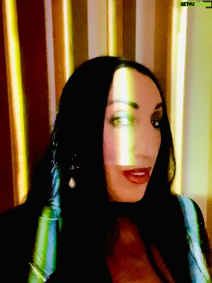 Rossy de Palma - 16K Likes - 💎✨🪽L U X 🪽✨ 💎

El porvenir es tan irrevocable
Como el rígido ayer. 
No hay una cosa 
Que no sea una letra silenciosa 
De la eterna escritura indescifrable
Cuyo libro es el tiempo. 
Quien se aleja De su casa ya ha vuelto. 
Nuestra vida
Es la senda futura y recorrida.
El rigor ha tejido la madeja.
No te arredres. 
La ergástula es oscura, 
La firme trama es de incesante hierro, 
Pero en algún recodo de tu encierro 
Puede haber una luz, una hendidura.
El camino es fatal como la flecha.
Pero en las grietas está Dios, que acecha.

Jorge Luis Borges 
Para una versión del
“I King”

@rosalia.vt @holarosalia  @equiposingular #lux #rosalia
