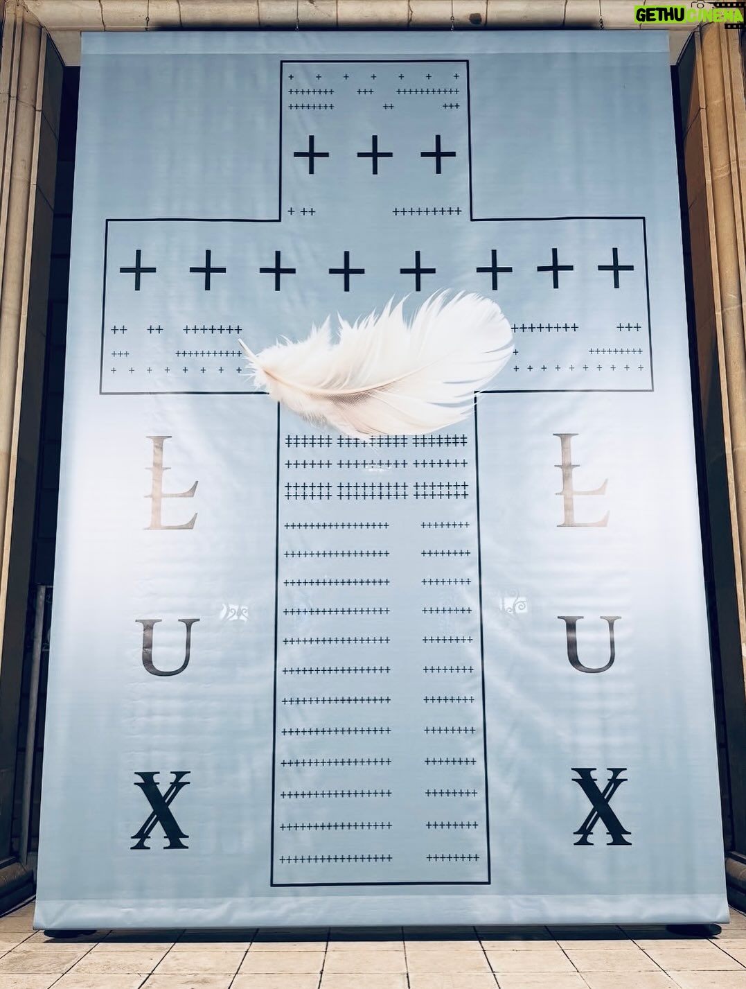 Rossy de Palma - 16K Likes - 💎✨🪽L U X 🪽✨ 💎

El porvenir es tan irrevocable
Como el rígido ayer. 
No hay una cosa 
Que no sea una letra silenciosa 
De la eterna escritura indescifrable
Cuyo libro es el tiempo. 
Quien se aleja De su casa ya ha vuelto. 
Nuestra vida
Es la senda futura y recorrida.
El rigor ha tejido la madeja.
No te arredres. 
La ergástula es oscura, 
La firme trama es de incesante hierro, 
Pero en algún recodo de tu encierro 
Puede haber una luz, una hendidura.
El camino es fatal como la flecha.
Pero en las grietas está Dios, que acecha.

Jorge Luis Borges 
Para una versión del
“I King”

@rosalia.vt @holarosalia  @equiposingular #lux #rosalia