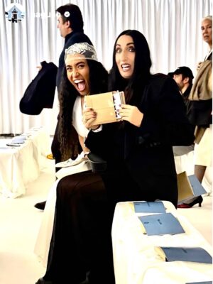 Rossy de Palma Instagram - 💎✨🪽L U X 🪽✨ 💎

El porvenir es tan irrevocable
Como el rígido ayer. 
No hay una cosa 
Que no sea una letra silenciosa 
De la eterna escritura indescifrable
Cuyo libro es el tiempo. 
Quien se aleja De su casa ya ha vuelto. 
Nuestra vida
Es la senda futura y recorrida.
El rigor ha tejido la madeja.
No te arredres. 
La ergástula es oscura, 
La firme trama es de incesante hierro, 
Pero en algún recodo de tu encierro 
Puede haber una luz, una hendidura.
El camino es fatal como la flecha.
Pero en las grietas está Dios, que acecha.

Jorge Luis Borges 
Para una versión del
“I King”

@rosalia.vt @holarosalia  @equiposingular #lux #rosalia