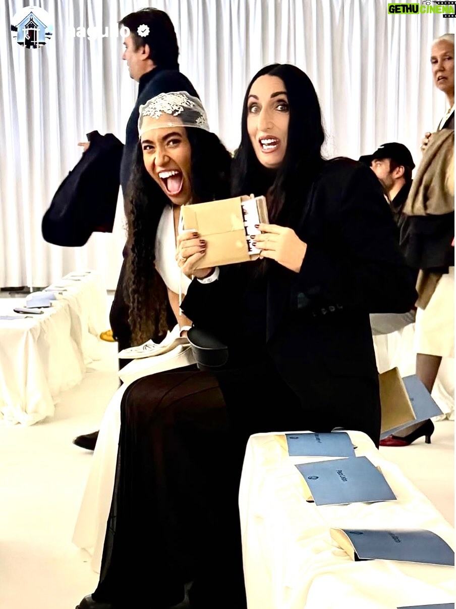 Rossy de Palma - 16K Likes - 💎✨🪽L U X 🪽✨ 💎

El porvenir es tan irrevocable
Como el rígido ayer. 
No hay una cosa 
Que no sea una letra silenciosa 
De la eterna escritura indescifrable
Cuyo libro es el tiempo. 
Quien se aleja De su casa ya ha vuelto. 
Nuestra vida
Es la senda futura y recorrida.
El rigor ha tejido la madeja.
No te arredres. 
La ergástula es oscura, 
La firme trama es de incesante hierro, 
Pero en algún recodo de tu encierro 
Puede haber una luz, una hendidura.
El camino es fatal como la flecha.
Pero en las grietas está Dios, que acecha.

Jorge Luis Borges 
Para una versión del
“I King”

@rosalia.vt @holarosalia  @equiposingular #lux #rosalia