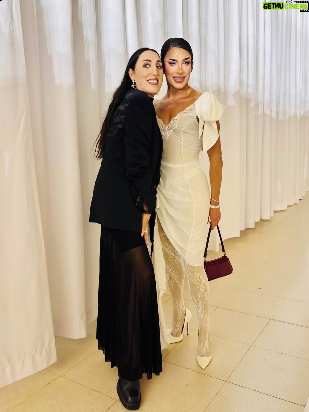 Rossy de Palma - 16K Likes - 💎✨🪽L U X 🪽✨ 💎

El porvenir es tan irrevocable
Como el rígido ayer. 
No hay una cosa 
Que no sea una letra silenciosa 
De la eterna escritura indescifrable
Cuyo libro es el tiempo. 
Quien se aleja De su casa ya ha vuelto. 
Nuestra vida
Es la senda futura y recorrida.
El rigor ha tejido la madeja.
No te arredres. 
La ergástula es oscura, 
La firme trama es de incesante hierro, 
Pero en algún recodo de tu encierro 
Puede haber una luz, una hendidura.
El camino es fatal como la flecha.
Pero en las grietas está Dios, que acecha.

Jorge Luis Borges 
Para una versión del
“I King”

@rosalia.vt @holarosalia  @equiposingular #lux #rosalia