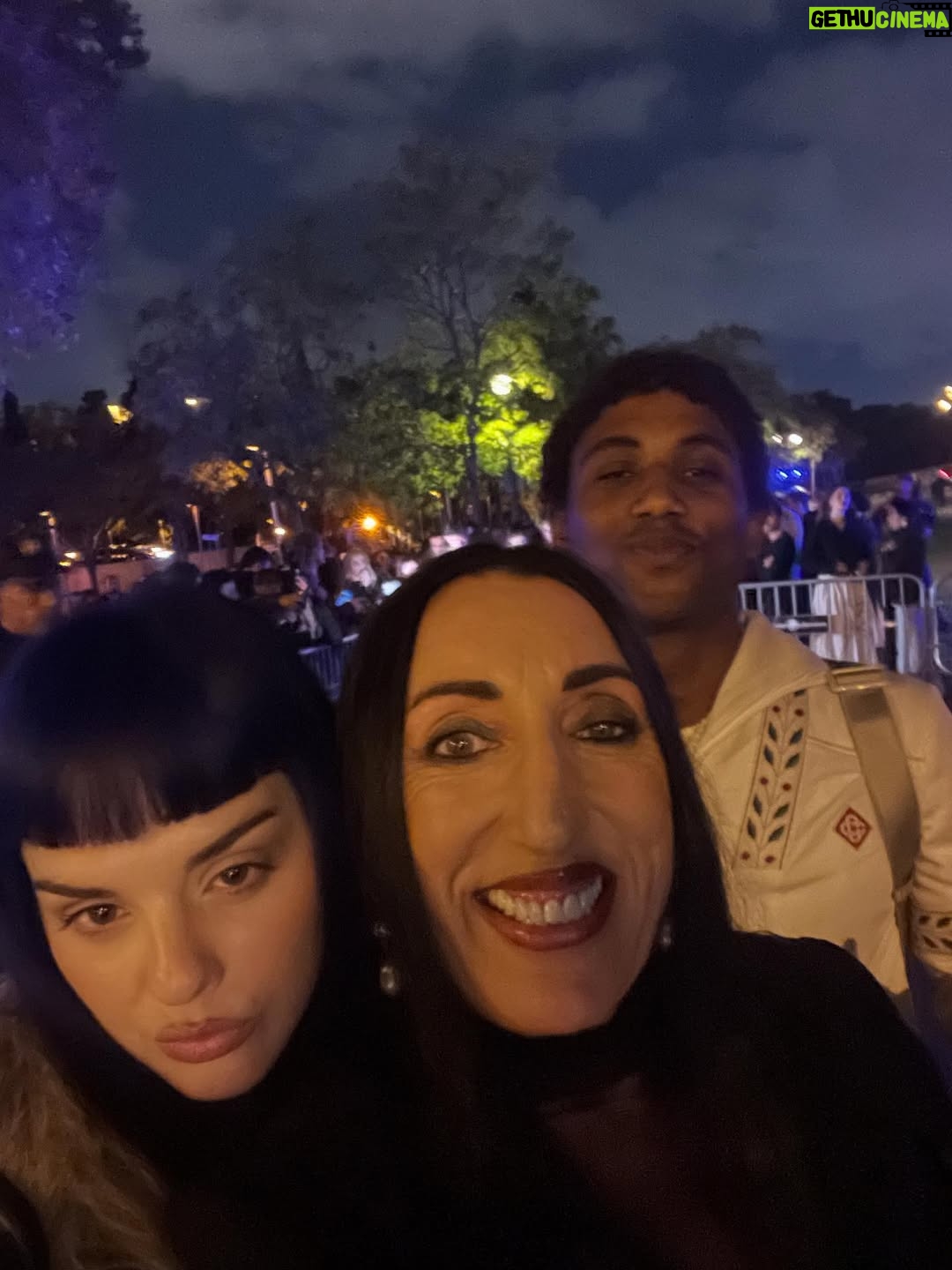 Rossy de Palma - 16K Likes - 💎✨🪽L U X 🪽✨ 💎

El porvenir es tan irrevocable
Como el rígido ayer. 
No hay una cosa 
Que no sea una letra silenciosa 
De la eterna escritura indescifrable
Cuyo libro es el tiempo. 
Quien se aleja De su casa ya ha vuelto. 
Nuestra vida
Es la senda futura y recorrida.
El rigor ha tejido la madeja.
No te arredres. 
La ergástula es oscura, 
La firme trama es de incesante hierro, 
Pero en algún recodo de tu encierro 
Puede haber una luz, una hendidura.
El camino es fatal como la flecha.
Pero en las grietas está Dios, que acecha.

Jorge Luis Borges 
Para una versión del
“I King”

@rosalia.vt @holarosalia  @equiposingular #lux #rosalia