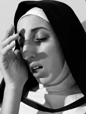Rossy de Palma Instagram - 💎✨🪽L U X 🪽✨ 💎

El porvenir es tan irrevocable
Como el rígido ayer. 
No hay una cosa 
Que no sea una letra silenciosa 
De la eterna escritura indescifrable
Cuyo libro es el tiempo. 
Quien se aleja De su casa ya ha vuelto. 
Nuestra vida
Es la senda futura y recorrida.
El rigor ha tejido la madeja.
No te arredres. 
La ergástula es oscura, 
La firme trama es de incesante hierro, 
Pero en algún recodo de tu encierro 
Puede haber una luz, una hendidura.
El camino es fatal como la flecha.
Pero en las grietas está Dios, que acecha.

Jorge Luis Borges 
Para una versión del
“I King”

@rosalia.vt @holarosalia  @equiposingular #lux #rosalia
