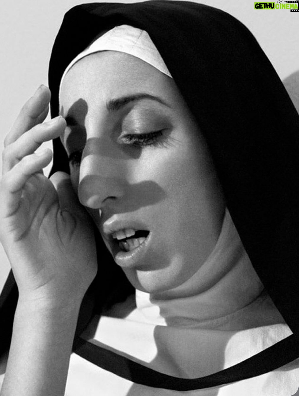 Rossy de Palma - 16K Likes - 💎✨🪽L U X 🪽✨ 💎

El porvenir es tan irrevocable
Como el rígido ayer. 
No hay una cosa 
Que no sea una letra silenciosa 
De la eterna escritura indescifrable
Cuyo libro es el tiempo. 
Quien se aleja De su casa ya ha vuelto. 
Nuestra vida
Es la senda futura y recorrida.
El rigor ha tejido la madeja.
No te arredres. 
La ergástula es oscura, 
La firme trama es de incesante hierro, 
Pero en algún recodo de tu encierro 
Puede haber una luz, una hendidura.
El camino es fatal como la flecha.
Pero en las grietas está Dios, que acecha.

Jorge Luis Borges 
Para una versión del
“I King”

@rosalia.vt @holarosalia  @equiposingular #lux #rosalia
