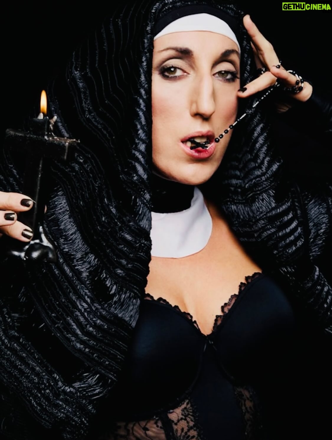 Rossy de Palma - 16K Likes - 💎✨🪽L U X 🪽✨ 💎

El porvenir es tan irrevocable
Como el rígido ayer. 
No hay una cosa 
Que no sea una letra silenciosa 
De la eterna escritura indescifrable
Cuyo libro es el tiempo. 
Quien se aleja De su casa ya ha vuelto. 
Nuestra vida
Es la senda futura y recorrida.
El rigor ha tejido la madeja.
No te arredres. 
La ergástula es oscura, 
La firme trama es de incesante hierro, 
Pero en algún recodo de tu encierro 
Puede haber una luz, una hendidura.
El camino es fatal como la flecha.
Pero en las grietas está Dios, que acecha.

Jorge Luis Borges 
Para una versión del
“I King”

@rosalia.vt @holarosalia  @equiposingular #lux #rosalia