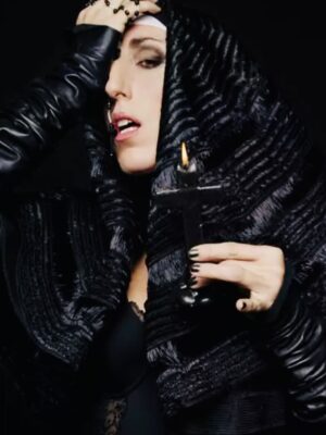 Rossy de Palma Instagram - 💎✨🪽L U X 🪽✨ 💎

El porvenir es tan irrevocable
Como el rígido ayer. 
No hay una cosa 
Que no sea una letra silenciosa 
De la eterna escritura indescifrable
Cuyo libro es el tiempo. 
Quien se aleja De su casa ya ha vuelto. 
Nuestra vida
Es la senda futura y recorrida.
El rigor ha tejido la madeja.
No te arredres. 
La ergástula es oscura, 
La firme trama es de incesante hierro, 
Pero en algún recodo de tu encierro 
Puede haber una luz, una hendidura.
El camino es fatal como la flecha.
Pero en las grietas está Dios, que acecha.

Jorge Luis Borges 
Para una versión del
“I King”

@rosalia.vt @holarosalia  @equiposingular #lux #rosalia