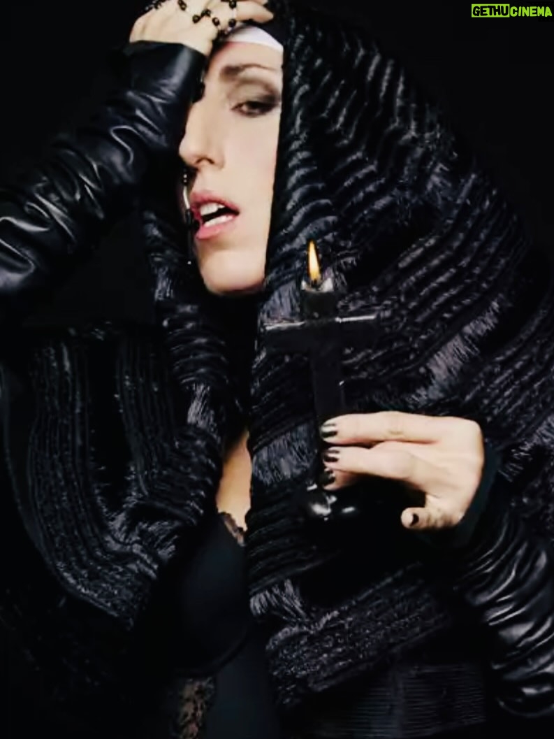 Rossy de Palma - 16K Likes - 💎✨🪽L U X 🪽✨ 💎

El porvenir es tan irrevocable
Como el rígido ayer. 
No hay una cosa 
Que no sea una letra silenciosa 
De la eterna escritura indescifrable
Cuyo libro es el tiempo. 
Quien se aleja De su casa ya ha vuelto. 
Nuestra vida
Es la senda futura y recorrida.
El rigor ha tejido la madeja.
No te arredres. 
La ergástula es oscura, 
La firme trama es de incesante hierro, 
Pero en algún recodo de tu encierro 
Puede haber una luz, una hendidura.
El camino es fatal como la flecha.
Pero en las grietas está Dios, que acecha.

Jorge Luis Borges 
Para una versión del
“I King”

@rosalia.vt @holarosalia  @equiposingular #lux #rosalia