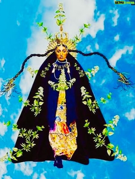 Rossy de Palma - 16K Likes - 💎✨🪽L U X 🪽✨ 💎

El porvenir es tan irrevocable
Como el rígido ayer. 
No hay una cosa 
Que no sea una letra silenciosa 
De la eterna escritura indescifrable
Cuyo libro es el tiempo. 
Quien se aleja De su casa ya ha vuelto. 
Nuestra vida
Es la senda futura y recorrida.
El rigor ha tejido la madeja.
No te arredres. 
La ergástula es oscura, 
La firme trama es de incesante hierro, 
Pero en algún recodo de tu encierro 
Puede haber una luz, una hendidura.
El camino es fatal como la flecha.
Pero en las grietas está Dios, que acecha.

Jorge Luis Borges 
Para una versión del
“I King”

@rosalia.vt @holarosalia  @equiposingular #lux #rosalia