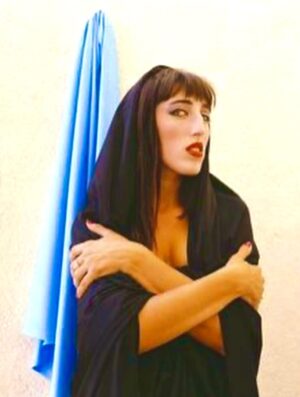 Rossy de Palma Instagram - 💎✨🪽L U X 🪽✨ 💎

El porvenir es tan irrevocable
Como el rígido ayer. 
No hay una cosa 
Que no sea una letra silenciosa 
De la eterna escritura indescifrable
Cuyo libro es el tiempo. 
Quien se aleja De su casa ya ha vuelto. 
Nuestra vida
Es la senda futura y recorrida.
El rigor ha tejido la madeja.
No te arredres. 
La ergástula es oscura, 
La firme trama es de incesante hierro, 
Pero en algún recodo de tu encierro 
Puede haber una luz, una hendidura.
El camino es fatal como la flecha.
Pero en las grietas está Dios, que acecha.

Jorge Luis Borges 
Para una versión del
“I King”

@rosalia.vt @holarosalia  @equiposingular #lux #rosalia