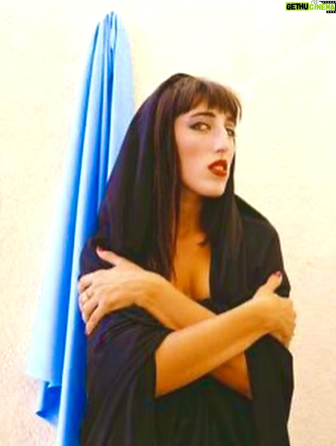 Rossy de Palma - 16K Likes - 💎✨🪽L U X 🪽✨ 💎

El porvenir es tan irrevocable
Como el rígido ayer. 
No hay una cosa 
Que no sea una letra silenciosa 
De la eterna escritura indescifrable
Cuyo libro es el tiempo. 
Quien se aleja De su casa ya ha vuelto. 
Nuestra vida
Es la senda futura y recorrida.
El rigor ha tejido la madeja.
No te arredres. 
La ergástula es oscura, 
La firme trama es de incesante hierro, 
Pero en algún recodo de tu encierro 
Puede haber una luz, una hendidura.
El camino es fatal como la flecha.
Pero en las grietas está Dios, que acecha.

Jorge Luis Borges 
Para una versión del
“I King”

@rosalia.vt @holarosalia  @equiposingular #lux #rosalia