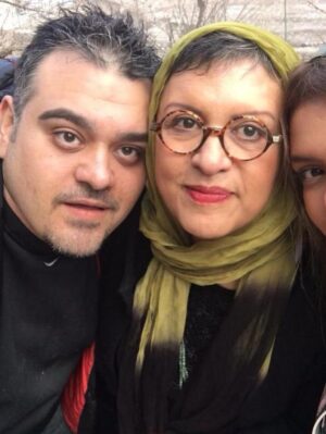 Roya Teymourian Instagram - نیما جانم،
نبودنت عادت نمیشود.
زمان فقط به من آموخت
چگونه با قلبی شکسته زندگی کنم.
جوانیات
هزار «اگر» را با خود برد،
و دلتنگی
نه پیر میشود
و نه کمرنگ.
زود رفتی،
اما
تا ابد میمانی.