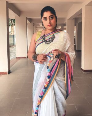 Rudrita Chatterjee Instagram - How’s your Monday going?
#fashionblogger #beautybloggers #saree #durgapuja #sareelove #sareedraping