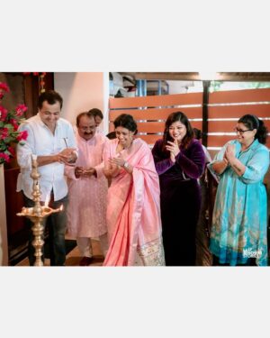 Rutuja Bagwe Instagram - तुम्हा सर्वांच्या प्रेमावर विश्वास ठेवून, माझ्या माणसांना घेऊन, नव्या व्यवसायात पुढचं पाऊल टाकतेय…
‘फूडचं पाऊल- व्हेज- नॉनव्हेज रेस्टॅारंट✨
शॅाप नंबर १,२, सवान्हा ॲव्हलॅान, मखवाना रोड, मरोळ, अंधेरी पूर्व, मुंबई- ४०००५९
नक्की भेट द्या..! आम्ही आदरातिथ्यासाठी वाट पाहतोय.❤️🙏🏻
location: Shop 1 & 2, Savannah Avalon, Makwana Rd, Gamdevi, marol, Andheri East, Mumbai, Maharashtra 400059
📸- @lastbenchersstories
Event, Socials & PR by @wechitramedia @n.i.d.s_
#फूडचंपाऊल #FoodchPaool #RutujaBagwe #NewBeginnings #Blessed