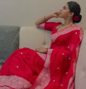 Rutuja Bagwe Instagram - “My heart beats a little softer every time six yards wrap around me.” ♥️♥️
Beautiful saree by @kulswamini_paithani_04 🫶
#saree #sareelover
P.c @shreyas_raje