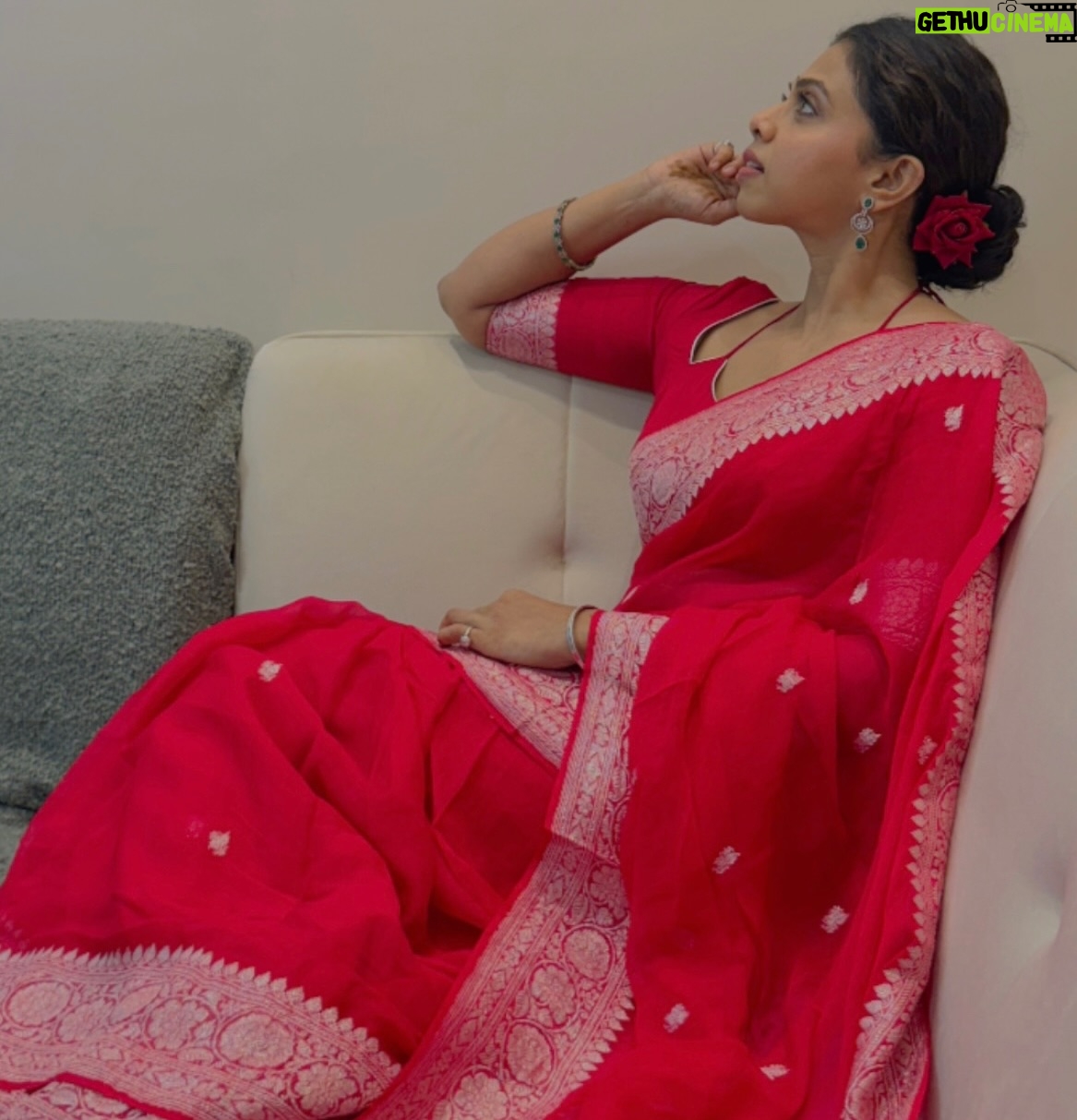 Rutuja Bagwe - 3.7K Likes - “My heart beats a little softer every time six yards wrap around me.” ♥️♥️

Beautiful saree by @kulswamini_paithani_04 🫶

#saree #sareelover 

P.c @shreyas_raje