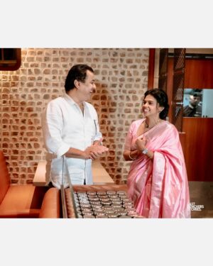 Rutuja Bagwe Instagram - तुम्हा सर्वांच्या प्रेमावर विश्वास ठेवून, माझ्या माणसांना घेऊन, नव्या व्यवसायात पुढचं पाऊल टाकतेय…
‘फूडचं पाऊल- व्हेज- नॉनव्हेज रेस्टॅारंट✨
शॅाप नंबर १,२, सवान्हा ॲव्हलॅान, मखवाना रोड, मरोळ, अंधेरी पूर्व, मुंबई- ४०००५९
नक्की भेट द्या..! आम्ही आदरातिथ्यासाठी वाट पाहतोय.❤️🙏🏻
location: Shop 1 & 2, Savannah Avalon, Makwana Rd, Gamdevi, marol, Andheri East, Mumbai, Maharashtra 400059
📸- @lastbenchersstories
Event, Socials & PR by @wechitramedia @n.i.d.s_
#फूडचंपाऊल #FoodchPaool #RutujaBagwe #NewBeginnings #Blessed