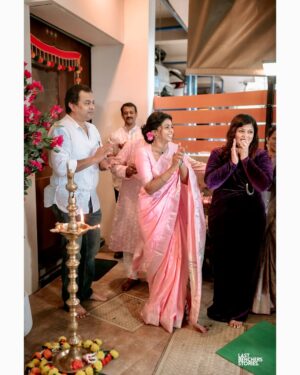Rutuja Bagwe Instagram - तुम्हा सर्वांच्या प्रेमावर विश्वास ठेवून, माझ्या माणसांना घेऊन, नव्या व्यवसायात पुढचं पाऊल टाकतेय…
‘फूडचं पाऊल- व्हेज- नॉनव्हेज रेस्टॅारंट✨
शॅाप नंबर १,२, सवान्हा ॲव्हलॅान, मखवाना रोड, मरोळ, अंधेरी पूर्व, मुंबई- ४०००५९
नक्की भेट द्या..! आम्ही आदरातिथ्यासाठी वाट पाहतोय.❤️🙏🏻
location: Shop 1 & 2, Savannah Avalon, Makwana Rd, Gamdevi, marol, Andheri East, Mumbai, Maharashtra 400059
📸- @lastbenchersstories
Event, Socials & PR by @wechitramedia @n.i.d.s_
#फूडचंपाऊल #FoodchPaool #RutujaBagwe #NewBeginnings #Blessed