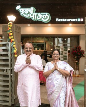 Rutuja Bagwe Instagram - तुम्हा सर्वांच्या प्रेमावर विश्वास ठेवून, माझ्या माणसांना घेऊन, नव्या व्यवसायात पुढचं पाऊल टाकतेय…
‘फूडचं पाऊल- व्हेज- नॉनव्हेज रेस्टॅारंट✨
शॅाप नंबर १,२, सवान्हा ॲव्हलॅान, मखवाना रोड, मरोळ, अंधेरी पूर्व, मुंबई- ४०००५९
नक्की भेट द्या..! आम्ही आदरातिथ्यासाठी वाट पाहतोय.❤️🙏🏻
location: Shop 1 & 2, Savannah Avalon, Makwana Rd, Gamdevi, marol, Andheri East, Mumbai, Maharashtra 400059
📸- @lastbenchersstories
Event, Socials & PR by @wechitramedia @n.i.d.s_
#फूडचंपाऊल #FoodchPaool #RutujaBagwe #NewBeginnings #Blessed