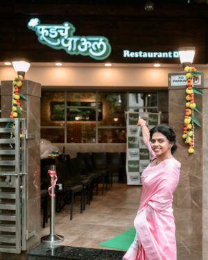 Rutuja Bagwe Instagram - तुम्हा सर्वांच्या प्रेमावर विश्वास ठेवून, माझ्या माणसांना घेऊन, नव्या व्यवसायात पुढचं पाऊल टाकतेय…
‘फूडचं पाऊल- व्हेज- नॉनव्हेज रेस्टॅारंट✨
शॅाप नंबर १,२, सवान्हा ॲव्हलॅान, मखवाना रोड, मरोळ, अंधेरी पूर्व, मुंबई- ४०००५९
नक्की भेट द्या..! आम्ही आदरातिथ्यासाठी वाट पाहतोय.❤️🙏🏻
location: Shop 1 & 2, Savannah Avalon, Makwana Rd, Gamdevi, marol, Andheri East, Mumbai, Maharashtra 400059
📸- @lastbenchersstories
Event, Socials & PR by @wechitramedia @n.i.d.s_
#फूडचंपाऊल #FoodchPaool #RutujaBagwe #NewBeginnings #Blessed