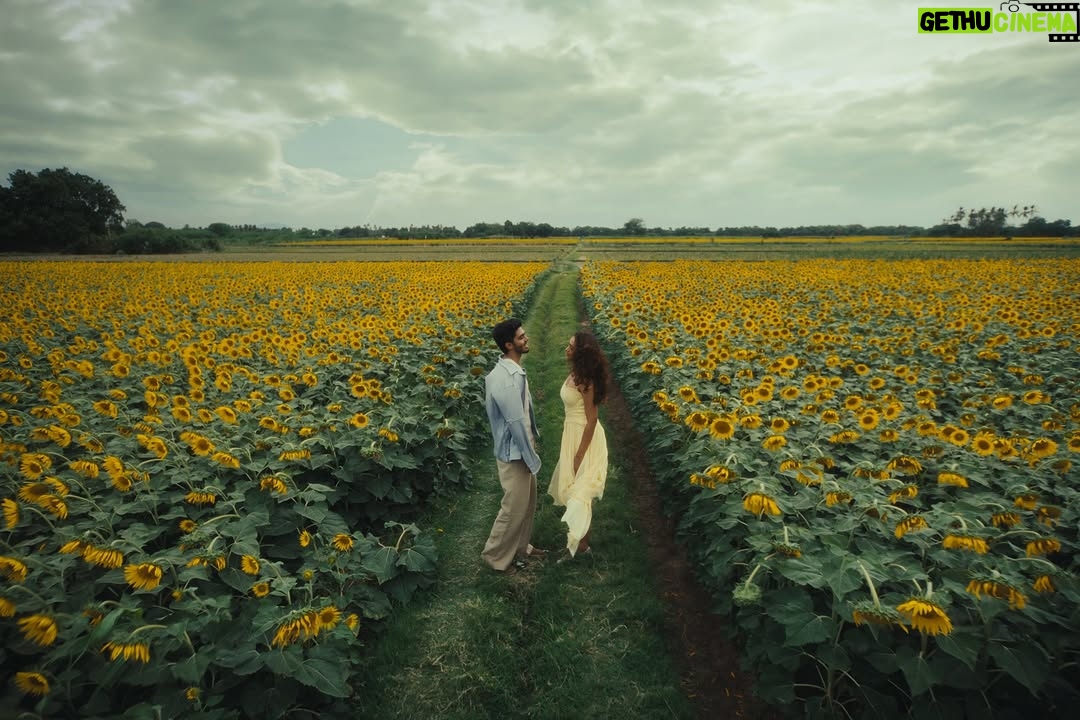 Saanve Megghana - 315K Likes - Vizhi Veekura with the A-Team. 
Thanks to all my collaborators. 

Dir. @thejobharathwaj 
Starring.  @abhyankkar @saanve.megghana 
DP. @nikethbommi 
Choreographer. @sherif_choreographer 
Edit/VFX @viky_pup 
Costumes. @shruthimanjari 
Colorist. @vineeshvijayan.color 
Direction Team. @arvindkutz @_sidharth._ @abishekshankar_ 
For. @thinkmusicofficial 
Production House. @theepettipictures

@directorslibrary